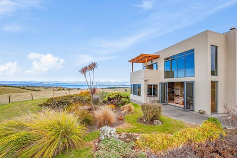 Spacious Lake View Retreat