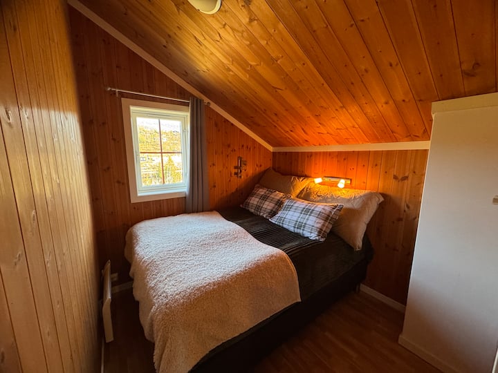 Spavaća soba 2 ima bračni krevet (150 x 200). Kad se probudite, možete uživati u pogledu na Ranten i vodopad s prozora spavaće sobe.