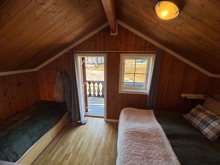 Spavaća soba 1 sastoji se od bračnog kreveta (180x200) i kreveta za jednu osobu (90x200). Spavaća soba ima izlaz na balkon. Putni krevetić za bebe iznajmljuje se uz smještaj na zahtjev.