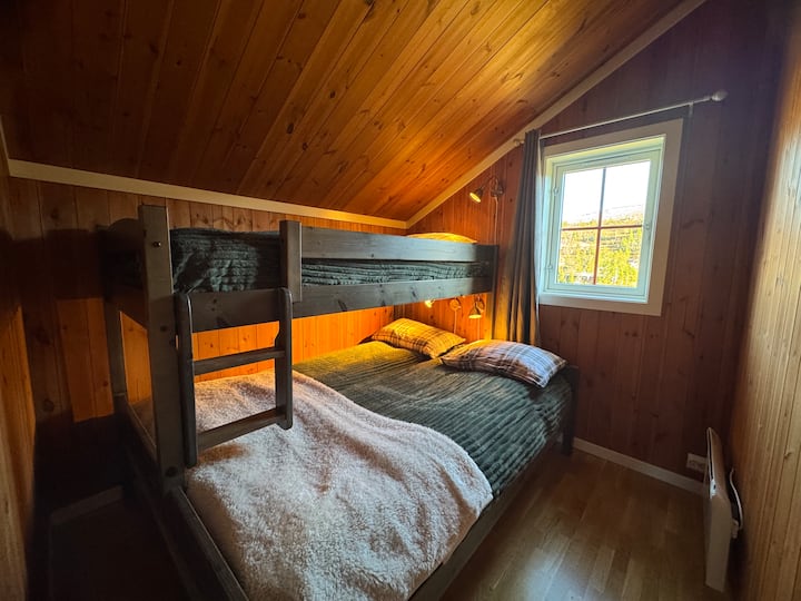 Spavaća soba 3 ima obiteljski krevet na kat gdje je donji krevet dvostruki krevet (150*200), a gornji krevet je jednostruki krevet (90*200). Pogled na Snaufjellet s prozora spavaće sobe.