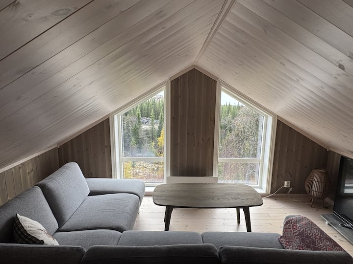 Grupo de sofás en el segundo piso con TV