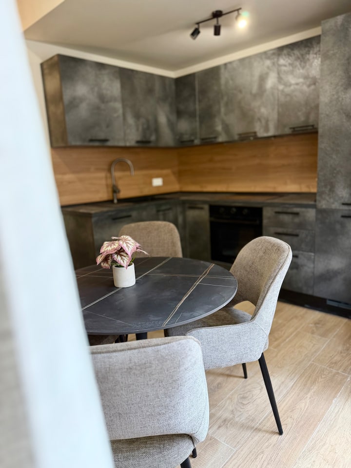 Designer Apartment Near Seafront — interior photo 2