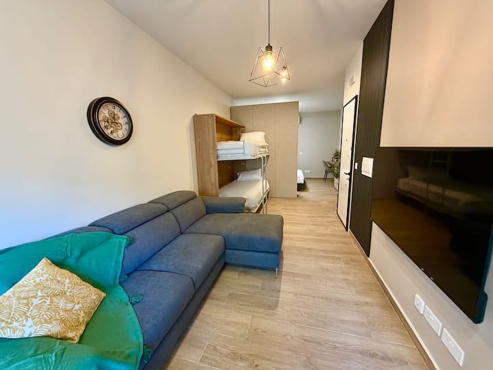 Designer Apartment Near Seafront — interior photo 5