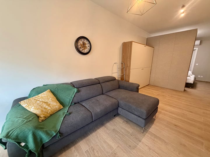 Designer Apartment Near Seafront — interior photo 3