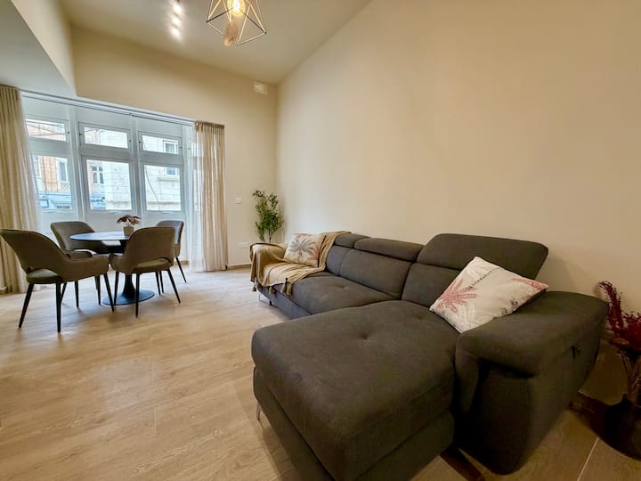 Designer Apartment Near Seafront — interior photo 4