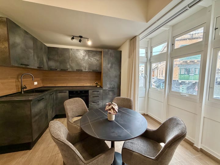 Designer Apartment Near Seafront