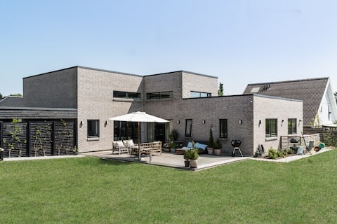 Large, exclusive and functional house close to the beach