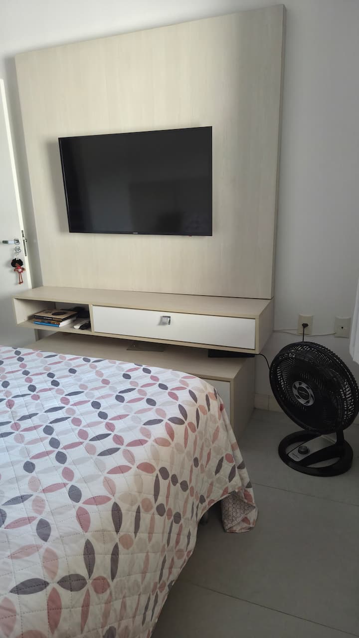 Dormitorio doble con TV de 43 pulgadas, Netflix y varios canales.
Ventilador turbo.