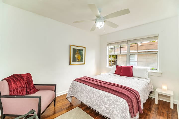Acogedor segundo dormitorio con una cama tamaño queen Euro-top, ropa de cama suave en capas y generosa
luz natural para un comienzo tranquilo del día.