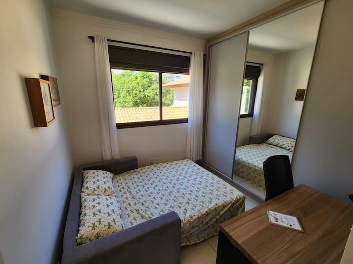 כמו חדר אחר עם מיטה זוגית מרווחת ונוחה.