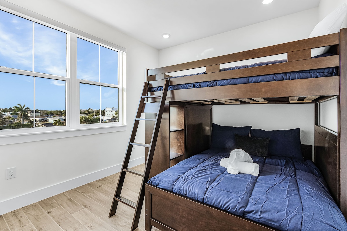 ეს საძინებელი ორსართულიანი საწოლითაა აღჭურვილი და მდებარეობს მესამე სართულზე, სადაც სამი სხვა საძინებელიცაა და სამრეცხაო ოთახიც. სააბაზანო, რომელშიც ორმაგი ხელსაბანი და საშხაპეა, საზიაროა მეორე ოთახთან, რომელშიც ორსართულიანი საწოლია.