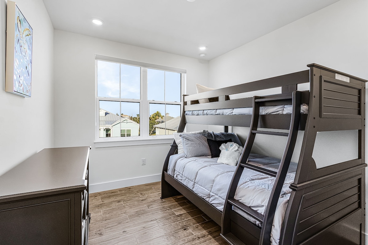 ამ საძინებელში არის ორსართულიანი საწოლი, რომელიც შედგება ერთი დიდი და ერთი მცირე ზომის ნაწილისგან. საძინებელი მდებარეობს მესამე სართულზე, სადაც ასევე არის სამი სხვა საძინებელი და სამრეცხაო ოთახი. სააბაზანო, რომელშიც ორმაგი ხელსაბანი და საშხაპეა, საზიაროა მეორე ოთახთან, რომელშიც ორსართულიანი საწოლია.