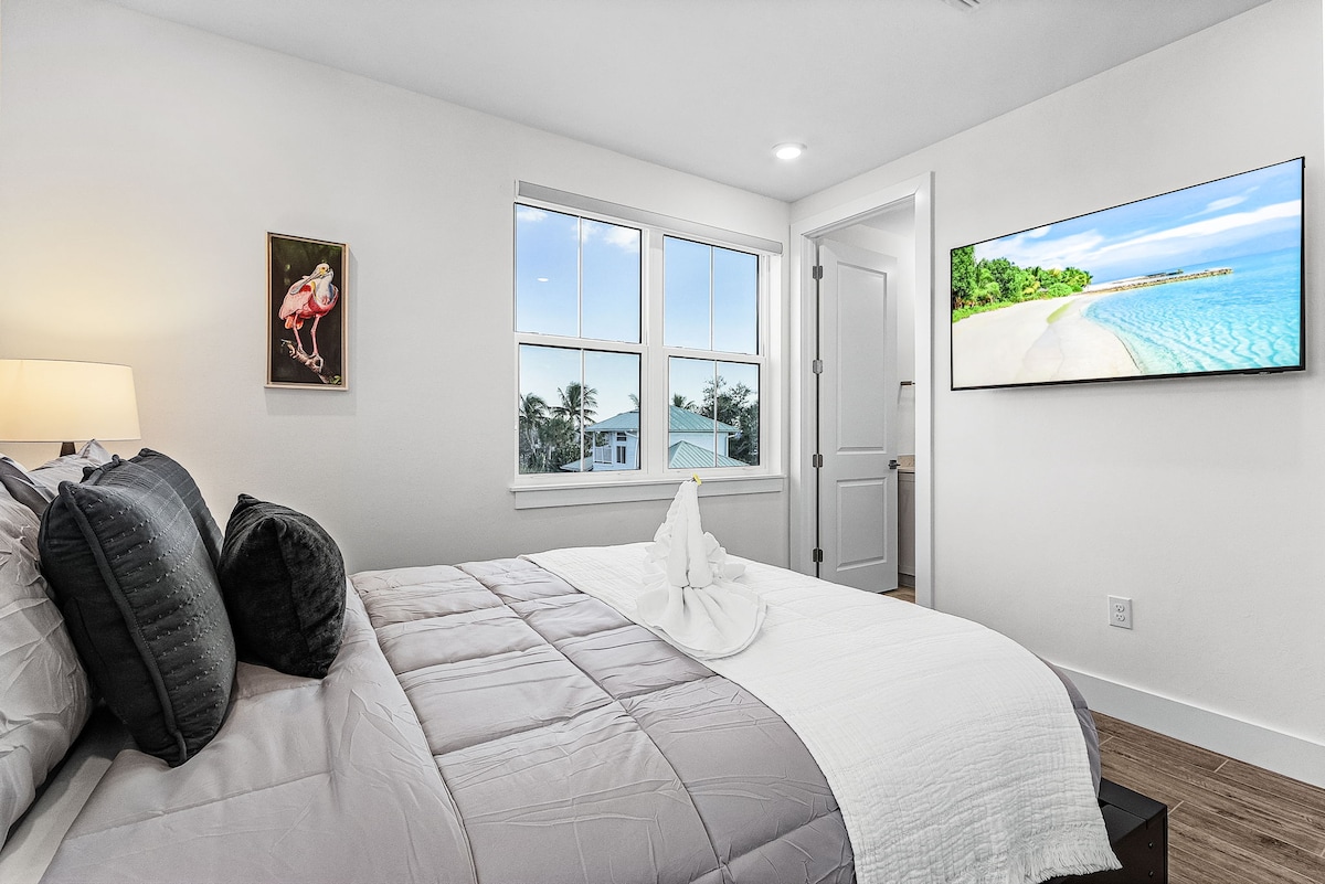 ეს საძინებელი მდებარეობს მესამე სართულზე, დანარჩენი სამი საძინებელი და სამრეცხაო ოთახი კი მასთან ერთადაა. აქვეა 152×203 სმ ზომის საწოლი, 55‑დუიმიანი Samsung‑ის ტელევიზორი და საკუთარი სააბაზანო, რომელშიც არის საშხაპე‑აბაზანა.