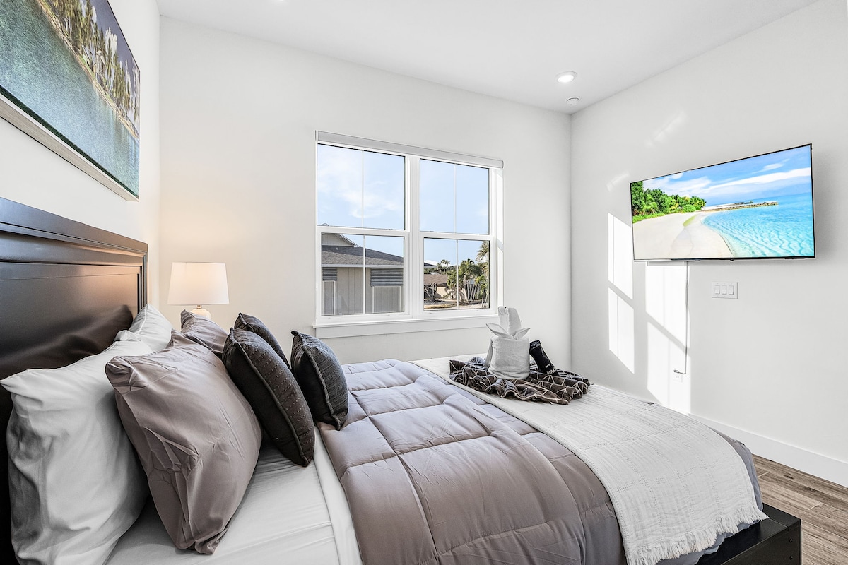 ეს საძინებელი იმავე სართულზეა, სადაც მისაღები ოთახი და სამზარეულო. აქვეა 152×203 სმ ზომის საწოლი, 55‑დუიმიანი Samsung‑ის ტელევიზორი და საკუთარი სააბაზანო, რომელშიც არის საშხაპე‑აბაზანა.