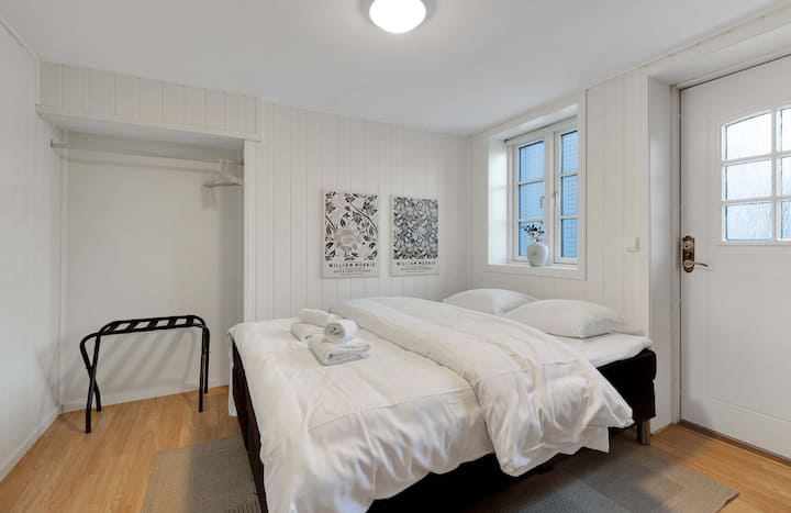 Chumba cha kulala namba 1 kina kitanda cha mapumziko cha watu wawili. Mlango ulio kwenye picha unaelekea uani.