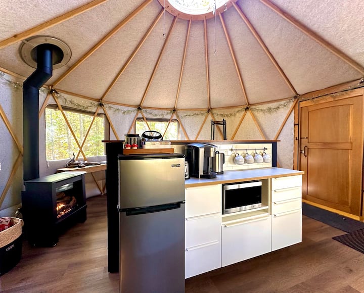 Nature Getaway In Luxury Yurt - Super Warm & Cozy! - Napanee