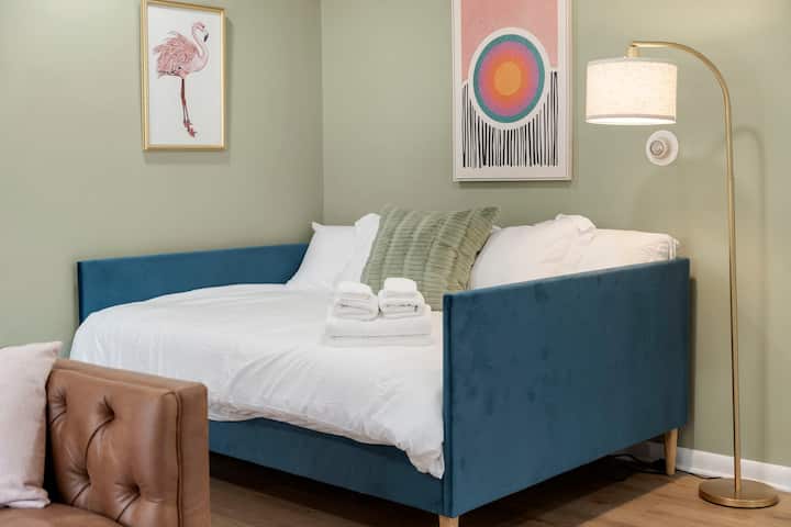 Divani shndërrohet lehtësisht në një krevat të rehatshëm për më shumë hapësirë për të fjetur