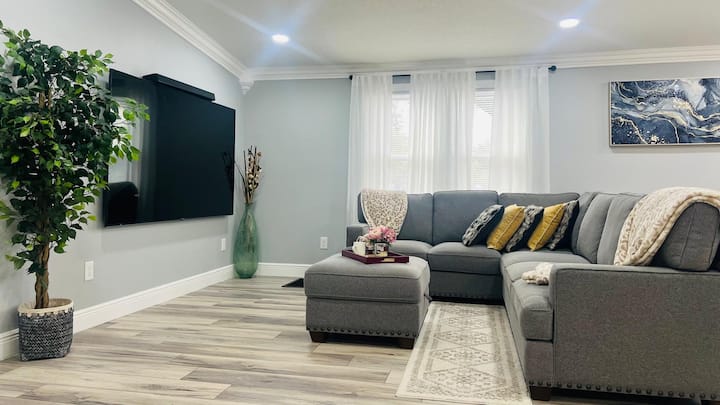 Modern Renovated Home•1-acre Retreat Near Lagoon - Wesley Chapel, FL