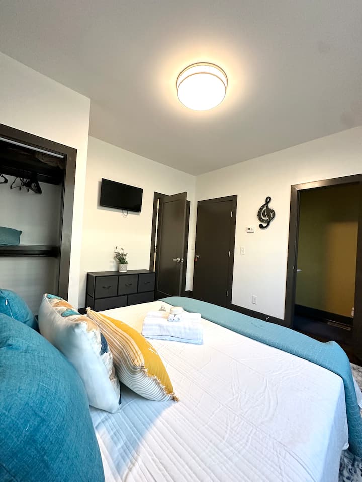 Отпуснете се в плюшено двойно легло с меко спално бельо с хотелско качество, подредени възглавници за комфорт и стил, уютен син юрган за допълнителна топлина и свежи кърпи и безплатна бутилирана вода, оставена за вашето пристигане