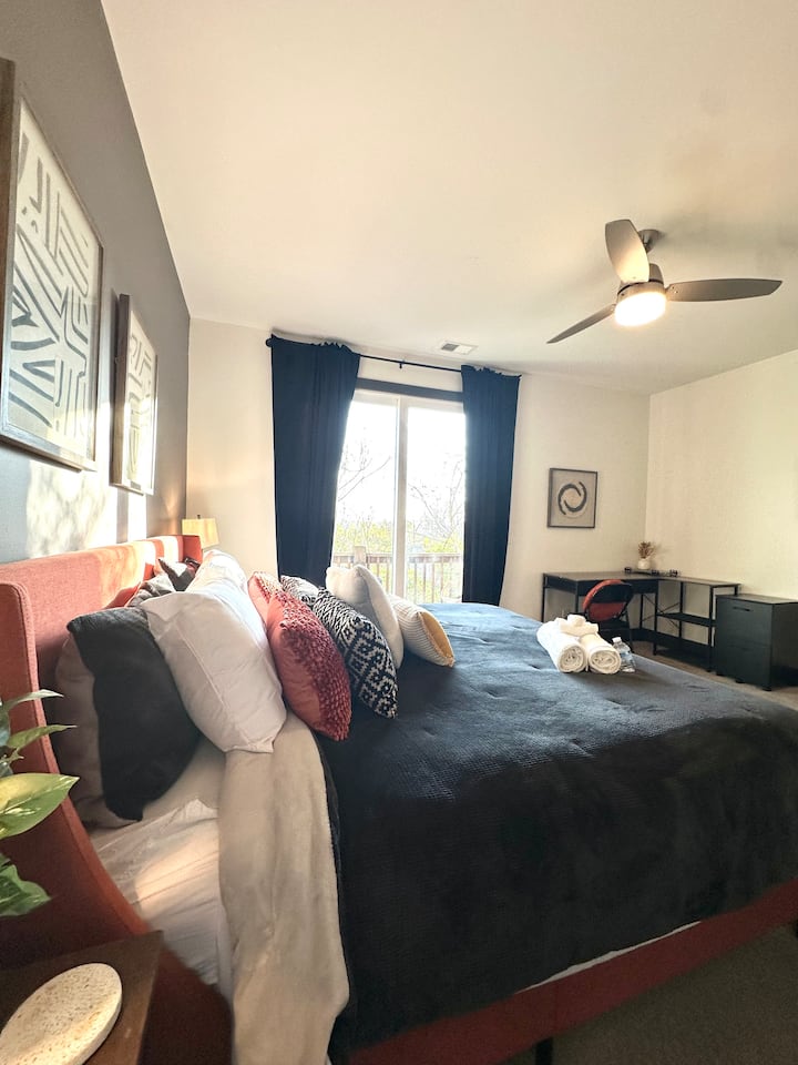 Отпуснете се и се насладете на голямо, удобно двойно легло с меки чаршафи, първокласни възглавници и уютно одеяло. Внимателно подбраните детайли, като навитите кърпи и декорацията до леглото, придават на стаята усещане за топъл бутик хотел.