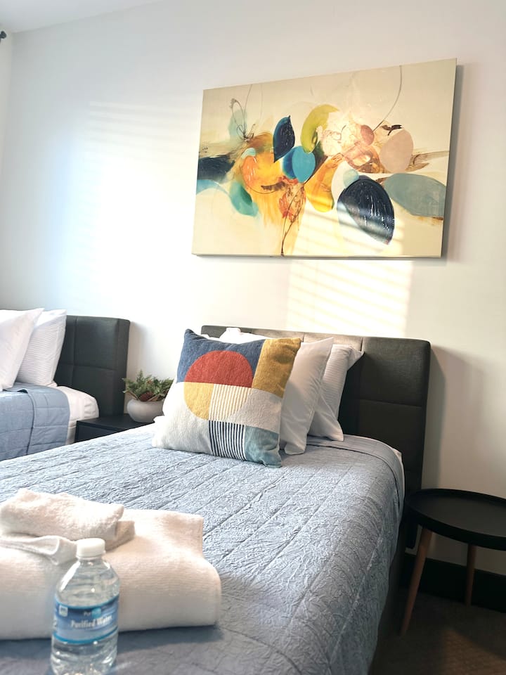 Тази светла и уютна стая е идеална за приятели, братя и сестри, бизнес пътници или всеки, който търси комфорт и удобство. Тази стилна спалня с две единични легла предлага спокойно място за почивка само на няколко минути от най-важните забележителности на Нашвил.