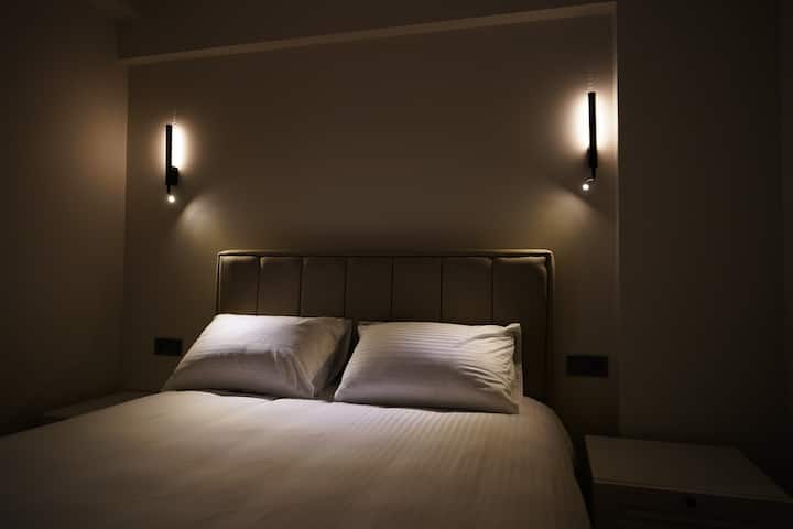 Çift kişilik 150x200 cm Bambu lifleri ve Tencel® sertifikalı kumaş paket yaylı yatak, yastıklar ve yorgan. 4 kapaklı giysi dolabı ve askılıklar. Endirek aydınlatma ve okuma lambası ile duvar aplikleri. Aynalı şifonyer ve komidin takımı. Klima.