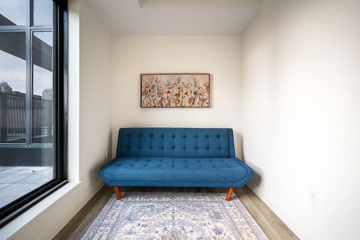 Удобна просторија која служи и како стилски работен простор или дополнително катче за спиење