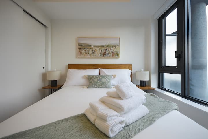 Опуштете се во удобност со поглед кон градот, плишан кревет и паметен телевизор