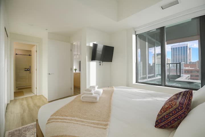 Опуштете се во луксуз со прекрасен поглед кон градот, брачен кревет (широк 180-220 см), сопствена бања и забава на дофат на рака