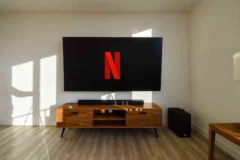 Top Airbnb: New 2BR Den Condo | Gym | Skyline View | UG Park in Eau Claire