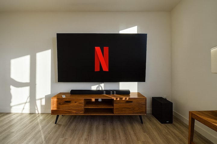 Опуштете се во луксузна удобност со поглед кон хоризонтот, паметен телевизор од 85 инчи и извонреден опкружен звук