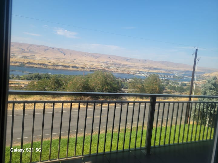 Gorgeous, Modern Townhouse With Panoramic Views! - The Dalles, OR
