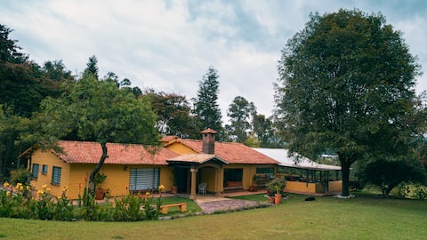 Candilejas: Peaceful Getaway for 12 (Near Bogota)