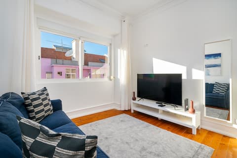 Successful Airbnb property: Modern Apartment Steps from Lisbon Attractions in Areeiro