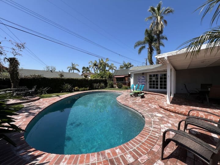 Beautiful Pool Home; 2 Ensuites,3/4 Mi Walk2disney - Anaheim, CA