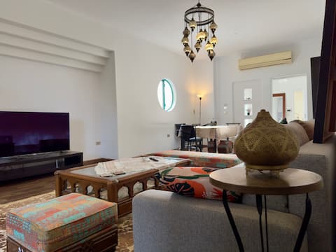 Spacious & bright apartment with Oriental touch.