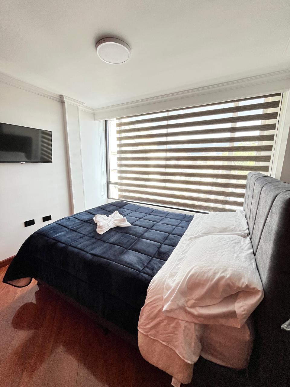 Ოთახი ტელევიზორით და კომფორტული საწოლით, რომელიც საუკეთესო დასვენებას მოგანიჭებთ