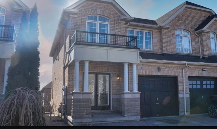 Breathe In Maple - 5 Bed Home With A Hot Tub - Vaughan