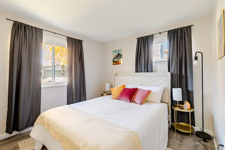 Cama tamaño queen con un espacioso vestidor y armario, cortinas opacas, televisión para el entretenimiento y una divertida decoración temática de Colorado. Se suministra con una máquina de sonido para mayor comodidad. 