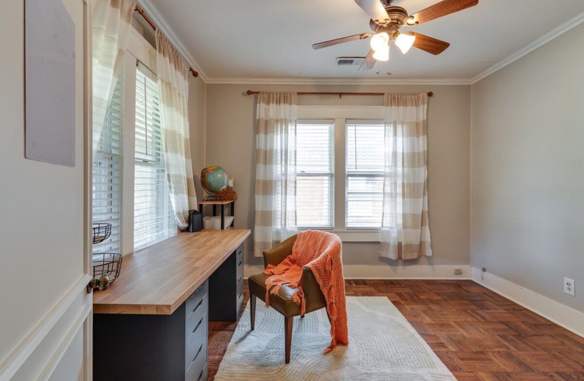 El dormitorio delantero tiene escritorio completo para trabajar desde una gran estantería con Wi-Fi fuerte, un armario para la ropa y una cama tamaño queen. Esta habitación se llena de luz natural por la mañana y durante todo el día.