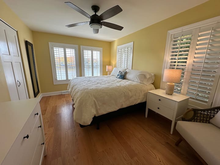 Bračni krevet (180 – 220 cm). Noćni ormarići, svjetiljke i komoda za odlaganje stvari. Ormar za odjeću, vješalice, mali usisivač na punjenje. Zidno ogledalo. Drvene grilje u cijelom objektu. Spektakularan pogled na vodu s prozora spavaće sobe. Stolica s udobnom dekom.