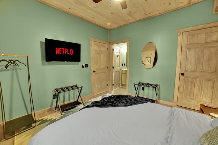 Dormitorio en la planta baja con cama tamaño queen y baño privado