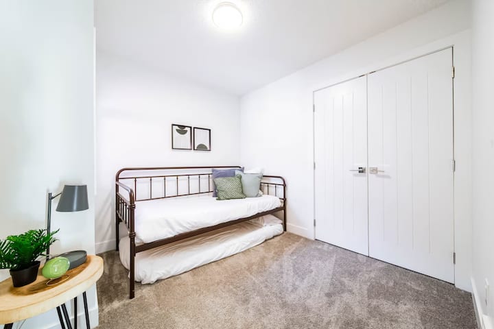 A versatile trundle setup is perfect for cousins, siblings, or a small sleepover squad. Comfort and flexibility for families of all shapes.