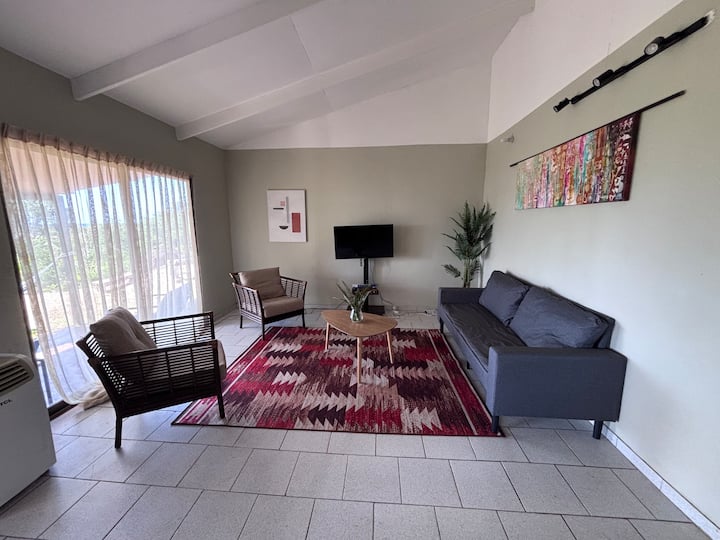 Sala amplia con opción de agregar 4 camas individuales para aumentar la capacidad máxima de la casa a 8 personas 
