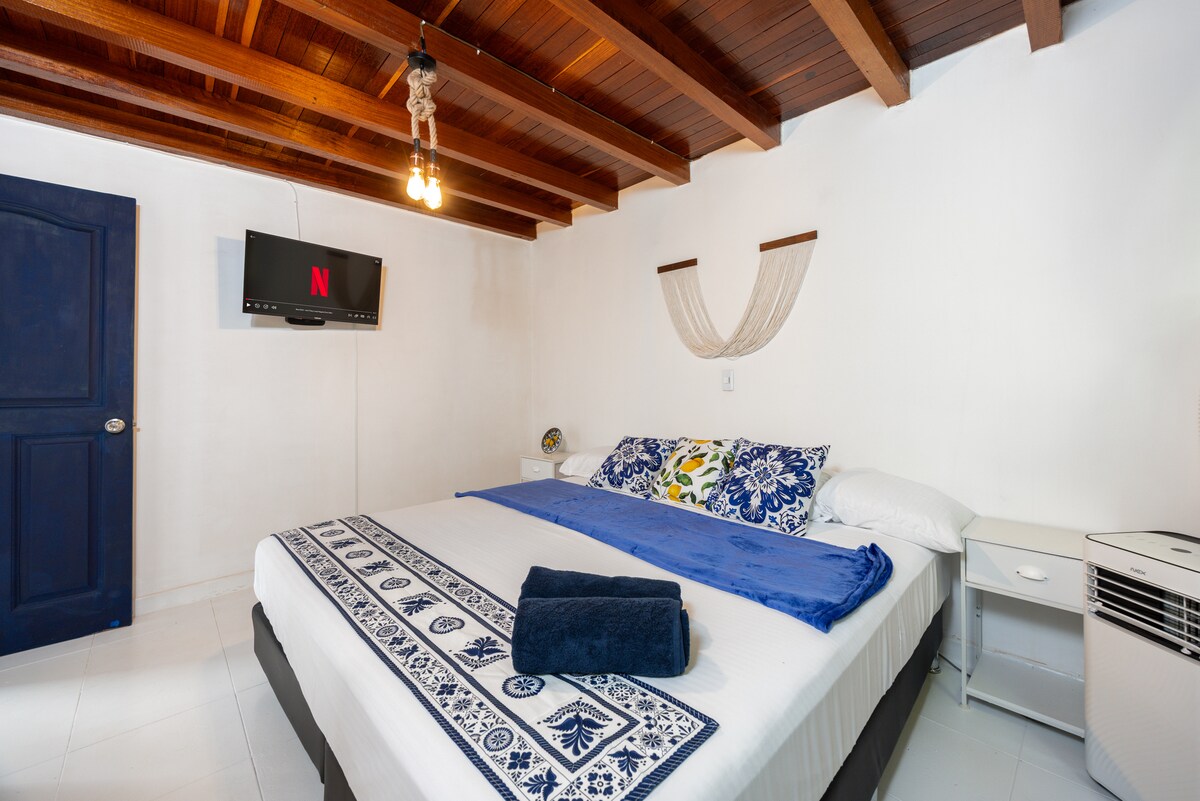  Habitación Santorini 

              Capacidad máxima: 2 participantes
                      ❄️ Aire acondicionado | Wifi | TV
                                  Cama doble | Ropa de cama incluida