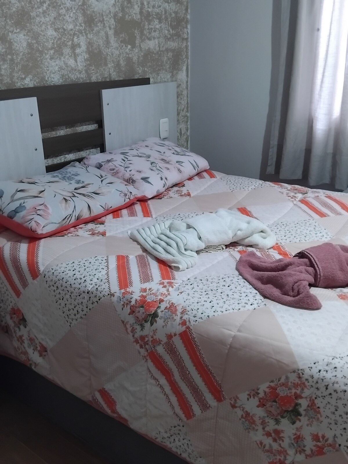 Hay 2 dormitorios con cama doble cada uno y un lugar para guardar las pertenencias de los huéspedes. 