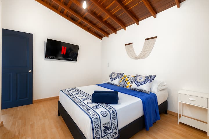  Habitación Santorini 

              Capacidad máxima: 2 participantes
                      ❄️ Aire acondicionado | Wifi | TV
                                  Cama doble | Ropa de cama incluida