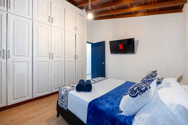   Sala Mykonos 

                Capacidad máxima: 2 participantes
                    ❄️ Aire acondicionado | Wifi | TV
                                Cama doble | Ropa de cama incluida