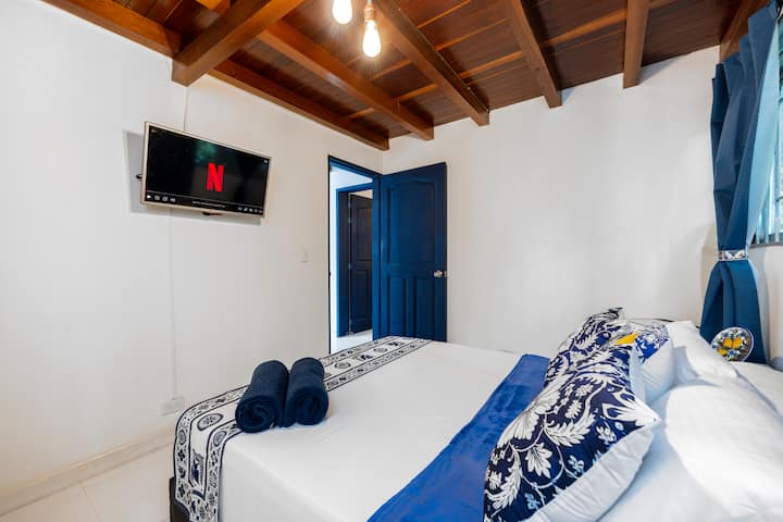 Habitación Santorini 

              Capacidad máxima: 2 participantes
                 ❄️ Aire acondicionado | Wifi | TV
                         Cama doble | Ropa de cama incluida