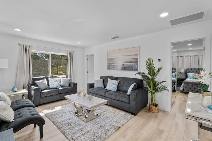 Lakefront Paradise Retreat - Deltona, FL